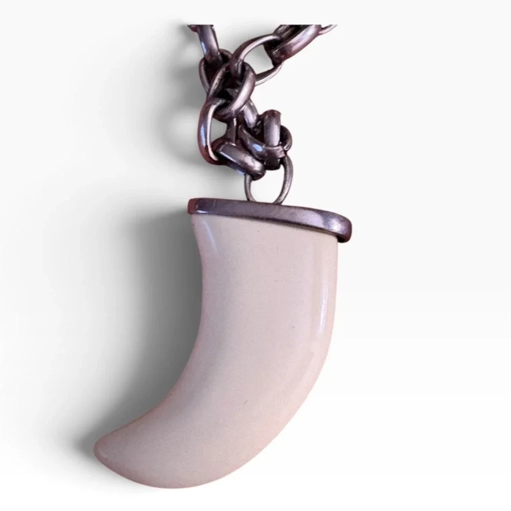 Authentic UNOde50 Retired cream resin 3in Tusk horn necklace, chunky slvr chain